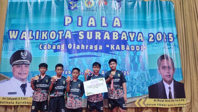 7863656e-3103-42e6-8ff2-5d1f7b5813a9-1 Tim Kabaddi SD Muhammadiyah 15 Surabaya (SDM Limas) menerima penghargaan Juara 3 Piala Walikota Surabaya 2025. (Ali/KLIKMU.CO)