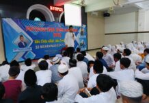 Ketua Majelis Dikdasmen dan PNF PDM Surabaya, Dikky Syadqomullah MHES, saat menyampaikan materi urgensi tauhid dalam Motivasi Bina Iman dan Taqwa SDM Limas. (Ali/KLIKMU.CO)