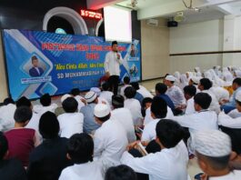 Ketua Majelis Dikdasmen dan PNF PDM Surabaya, Dikky Syadqomullah MHES, saat menyampaikan materi urgensi tauhid dalam Motivasi Bina Iman dan Taqwa SDM Limas. (Ali/KLIKMU.CO)
