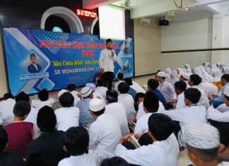 Ketua Majelis Dikdasmen dan PNF PDM Surabaya, Dikky Syadqomullah MHES, saat menyampaikan materi urgensi tauhid dalam Motivasi Bina Iman dan Taqwa SDM Limas. (Ali/KLIKMU.CO)