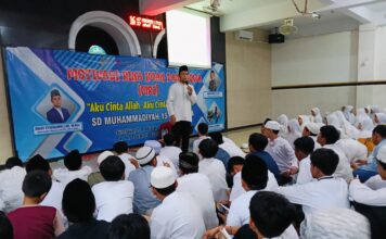 Ketua Majelis Dikdasmen dan PNF PDM Surabaya, Dikky Syadqomullah MHES, saat menyampaikan materi urgensi tauhid dalam Motivasi Bina Iman dan Taqwa SDM Limas. (Ali/KLIKMU.CO)