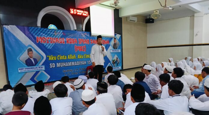Ketua Majelis Dikdasmen PNF PDM Surabaya Doakan Siswa SDM Limas Jadi Generasi Terbaik Ketua Majelis Dikdasmen dan PNF PDM Surabaya, Dikky Syadqomullah MHES, saat menyampaikan materi urgensi tauhid dalam Motivasi Bina Iman dan Taqwa SDM Limas. (Ali/KLIKMU.CO)
