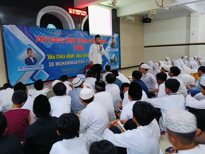 9f4a214d-7043-418c-b5ca-55dbe0faa0a8-2048x1542 Ketua Majelis Dikdasmen dan PNF PDM Surabaya, Dikky Syadqomullah MHES, saat menyampaikan materi urgensi tauhid dalam Motivasi Bina Iman dan Taqwa SDM Limas. (Ali/KLIKMU.CO)
