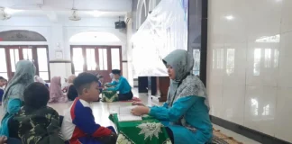 Suasana Munaqosah Kenaikan Jilid Tilawati SD Muhammadiyah 15 Surabaya (SDM Limas) di Masjid At Taqwa SDM Limas, Kamis (15/05/2025). (Ali/PWMU.CO).