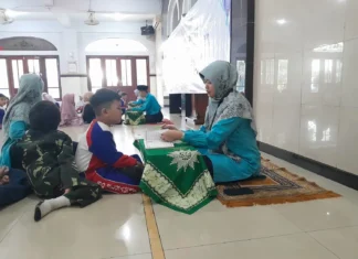 Suasana Munaqosah Kenaikan Jilid Tilawati SD Muhammadiyah 15 Surabaya (SDM Limas) di Masjid At Taqwa SDM Limas, Kamis (15/05/2025). (Ali/PWMU.CO).