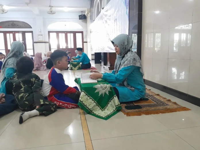 Liputan-munaqosah-SDM-Limas-1 Suasana Munaqosah Kenaikan Jilid Tilawati SD Muhammadiyah 15 Surabaya (SDM Limas) di Masjid At Taqwa SDM Limas, Kamis (15/05/2025). (Ali/PWMU.CO).