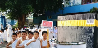 Bangga dan Senang Ikut Simulasi Manasik Haji SD Muhammadiyah 15 Surabaya (SDM Limas) di Halaman Sekolah.
