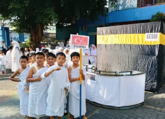 Bangga dan Senang Ikut Simulasi Manasik Haji SD Muhammadiyah 15 Surabaya (SDM Limas) di Halaman Sekolah.
