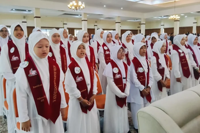 WhatsApp-Image-2025-05-04-at-15.26.16_f869ec5b-edited-scaled Suasana Peserta Imtihan ke-XII Dan Tasmi’ Tahfid ke-IV SD Muhammadiyah 15 Surabaya (SDM Limas) di Ruang BBPMP Jawa Timur (Ali/PWMU.CO)