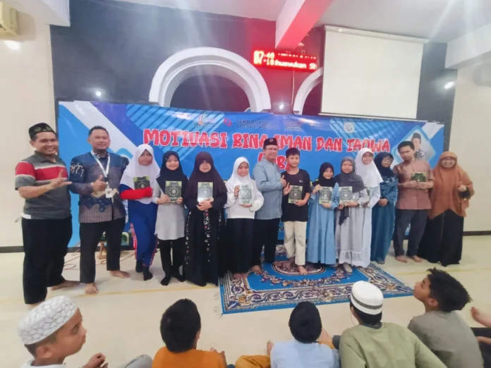 WhatsApp-Image-2025-05-18-at-12.46.43-scaled Suasana Peserta Terbaik Motivasi Bina Iman dan Taqwa SD Muhammadiyah 15 Surabaya (SDM Limas) di Masjid At Taqwa SDM Limas. (Ali/PWMU.CO)