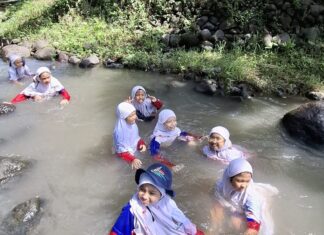 Keseruan Petualangan Peserta Outbound Murid SD Muhammadiyah 15 Surabaya (SDM Limas) di Lembah Pandawa, Pandaan, Pasuruan, Jawa Timur. (Ali/PWMU.CO)