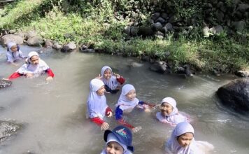 Keseruan Petualangan Peserta Outbound Murid SD Muhammadiyah 15 Surabaya (SDM Limas) di Lembah Pandawa, Pandaan, Pasuruan, Jawa Timur. (Ali/PWMU.CO)
