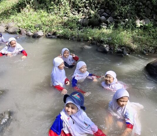 Keseruan Petualangan Peserta Outbound Murid SD Muhammadiyah 15 Surabaya (SDM Limas) di Lembah Pandawa, Pandaan, Pasuruan, Jawa Timur. (Ali/PWMU.CO)