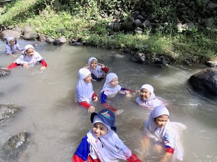 WhatsApp-Image-2025-05-22-at-11.28.04-edited Keseruan Petualangan Peserta Outbound Murid SD Muhammadiyah 15 Surabaya (SDM Limas) di Lembah Pandawa, Pandaan, Pasuruan, Jawa Timur. (Ali/PWMU.CO)
