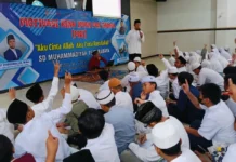 Ketua Majelis Dikdasmen dan PNF PDM Surabaya Dikky Syadqomullah MHES memberi spiritual kepada para siswa SDM Limas. foto: ali shodiqin