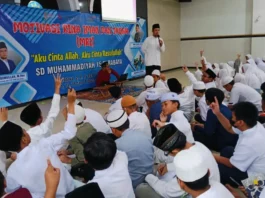 Ketua Majelis Dikdasmen dan PNF PDM Surabaya Dikky Syadqomullah MHES memberi spiritual kepada para siswa SDM Limas. foto: ali shodiqin