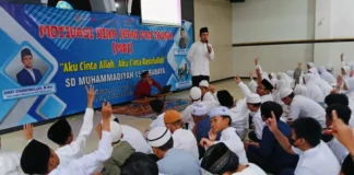 Ketua Majelis Dikdasmen dan PNF PDM Surabaya Dikky Syadqomullah MHES memberi spiritual kepada para siswa SDM Limas. foto: ali shodiqin