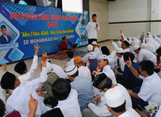 Ketua Majelis Dikdasmen dan PNF PDM Surabaya Dikky Syadqomullah MHES memberi spiritual kepada para siswa SDM Limas. foto: ali shodiqin