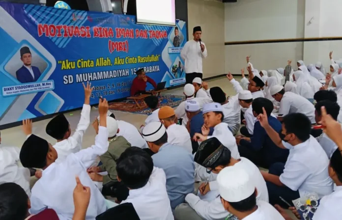 diki Ketua Majelis Dikdasmen dan PNF PDM Surabaya Dikky Syadqomullah MHES memberi spiritual kepada para siswa SDM Limas. foto: ali shodiqin