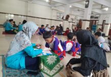 Suasana munaqosah kenaikan jilid Tilawati SD Muhammadiyah 15 Surabaya (SDM Limas) di Masjid At-Taqwa SDM Limas. (Ali/KLIKMU.CO)