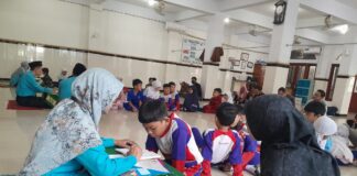 Suasana munaqosah kenaikan jilid Tilawati SD Muhammadiyah 15 Surabaya (SDM Limas) di Masjid At-Taqwa SDM Limas. (Ali/KLIKMU.CO)