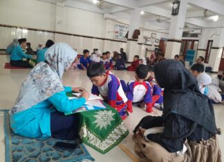 Suasana munaqosah kenaikan jilid Tilawati SD Muhammadiyah 15 Surabaya (SDM Limas) di Masjid At-Taqwa SDM Limas. (Ali/KLIKMU.CO)