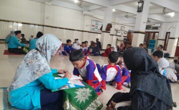 Suasana munaqosah kenaikan jilid Tilawati SD Muhammadiyah 15 Surabaya (SDM Limas) di Masjid At-Taqwa SDM Limas. (Ali/KLIKMU.CO)