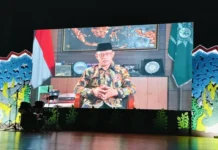 Prof. Haedar Nashir memberikan pencerahan pelepasan Kelas VI SDM Limas di Gedung Balai Budaya melalui vediotape. foto: ali shodiqin