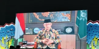 Prof. Haedar Nashir memberikan pencerahan pelepasan Kelas VI SDM Limas di Gedung Balai Budaya melalui vediotape. foto: ali shodiqin