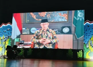 Prof. Haedar Nashir memberikan pencerahan pelepasan Kelas VI SDM Limas di Gedung Balai Budaya melalui vediotape. foto: ali shodiqin