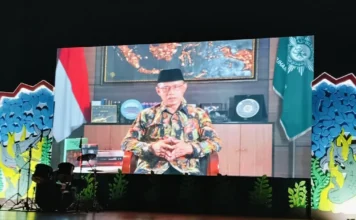 Prof. Haedar Nashir memberikan pencerahan pelepasan Kelas VI SDM Limas di Gedung Balai Budaya melalui vediotape. foto: ali shodiqin