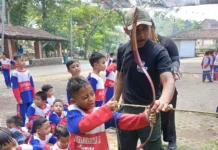 Siswa SDM Limas saat outbound di Lembah Pandawa (Ali Shodiqin/PWMU.CO)
