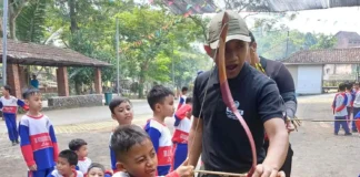 Siswa SDM Limas saat outbound di Lembah Pandawa (Ali Shodiqin/PWMU.CO)