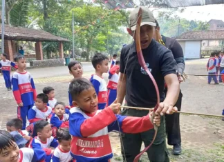 Siswa SDM Limas saat outbound di Lembah Pandawa (Ali Shodiqin/PWMU.CO)