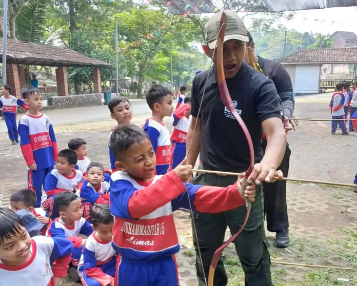 Siswa SDM Limas saat outbound di Lembah Pandawa (Ali Shodiqin/PWMU.CO)