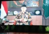Ketua Umum Pimpinan Pusat Muhammadiyah, Prof Dr H Haedar Nashir MSi saat memberikan pencerahan di Pelepasan Kelas VI SD Muhammadiyah 15 Surabaya (SDM Limas) di Gedung Balai Pemuda melalui Vediotape (Ali/PWMU.CO)