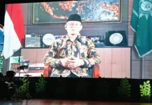Ketua Umum Pimpinan Pusat Muhammadiyah, Prof Dr H Haedar Nashir MSi saat memberikan pencerahan di Pelepasan Kelas VI SD Muhammadiyah 15 Surabaya (SDM Limas) di Gedung Balai Pemuda melalui Vediotape (Ali/PWMU.CO)