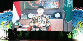 Ketua Umum Pimpinan Pusat Muhammadiyah, Prof Dr H Haedar Nashir MSi saat memberikan pencerahan di Pelepasan Kelas VI SD Muhammadiyah 15 Surabaya (SDM Limas) di Gedung Balai Pemuda melalui Vediotape (Ali/PWMU.CO)