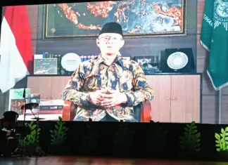 Ketua Umum Pimpinan Pusat Muhammadiyah, Prof Dr H Haedar Nashir MSi saat memberikan pencerahan di Pelepasan Kelas VI SD Muhammadiyah 15 Surabaya (SDM Limas) di Gedung Balai Pemuda melalui Vediotape (Ali/PWMU.CO)