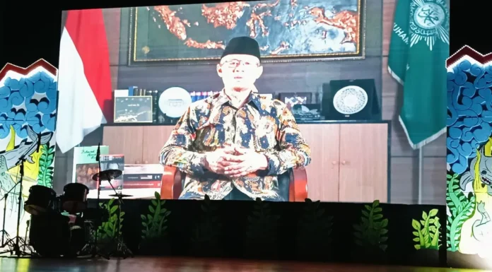 Ketua Umum Pimpinan Pusat Muhammadiyah, Prof Dr H Haedar Nashir MSi saat memberikan pencerahan di Pelepasan Kelas VI SD Muhammadiyah 15 Surabaya (SDM Limas) di Gedung Balai Pemuda melalui Vediotape (Ali/PWMU.CO)