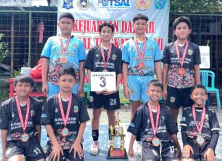 Tim Limas FC SD Muhammadiyah 15 Surabaya (SDM Limas) usai menerima penghargaan pada Kejuaraan Daerah Futsal tingkat Kota Surabaya. (Ali/KLIKMU.CO)
