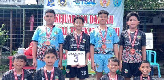 Tim Limas FC SD Muhammadiyah 15 Surabaya (SDM Limas) usai menerima penghargaan pada Kejuaraan Daerah Futsal tingkat Kota Surabaya. (Ali/KLIKMU.CO)