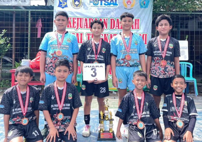 Tim Limas FC SD Muhammadiyah 15 Surabaya (SDM Limas) usai menerima penghargaan pada Kejuaraan Daerah Futsal tingkat Kota Surabaya. (Ali/KLIKMU.CO)