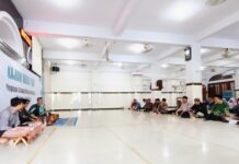 Wakil Ketua Pimpinan Daerah Muhammadiyah Kota Surabaya H.M. Jemadi MA MPd saat memberikan pencerahan dalam Kajian Ahad Pagi PCM Wiyung. (Ali/KLIKMU.CO)