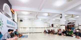 Wakil Ketua Pimpinan Daerah Muhammadiyah Kota Surabaya H.M. Jemadi MA MPd saat memberikan pencerahan dalam Kajian Ahad Pagi PCM Wiyung. (Ali/KLIKMU.CO)