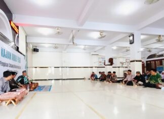Wakil Ketua Pimpinan Daerah Muhammadiyah Kota Surabaya H.M. Jemadi MA MPd saat memberikan pencerahan dalam Kajian Ahad Pagi PCM Wiyung. (Ali/KLIKMU.CO)
