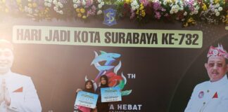 Keysha Azzahra Ramadhani dan Venezia Devani Sebastiano Atlet Woodball SDM Limas saat menerima pedali penghargaan. (foto: ali shodiqin)