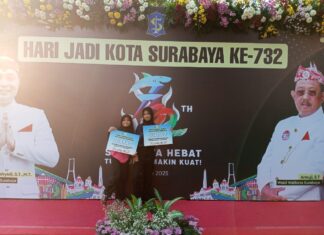 Keysha Azzahra Ramadhani dan Venezia Devani Sebastiano Atlet Woodball SDM Limas saat menerima pedali penghargaan. (foto: ali shodiqin)