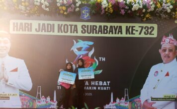 Keysha Azzahra Ramadhani dan Venezia Devani Sebastiano Atlet Woodball SDM Limas saat menerima pedali penghargaan. (foto: ali shodiqin)
