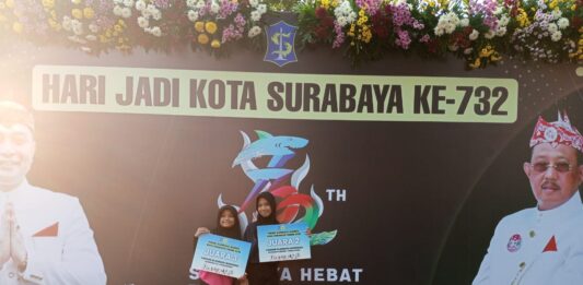 Keysha Azzahra Ramadhani dan Venezia Devani Sebastiano Atlet Woodball SDM Limas saat menerima pedali penghargaan. (foto: ali shodiqin)